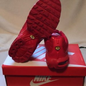 triple red air max plus